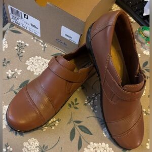 Clark’s Ashland Gem Tan Leather Flats Slip ons. Size 10 Narrow. NIB